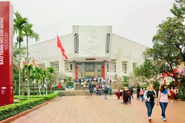 Los turistas visitan el Museo de Ho Chi Minh. Foto: Hoai Nam/https://kinhtedothi.vn/