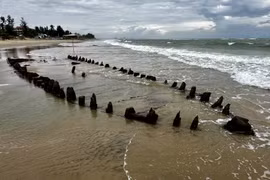 Un barco antiguo emerge en la costa de Hoi An tras tifón Kalmaegi