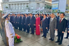 El secretario general del Partido Comunista de Vietnam, To Lam, su esposa, y la delegación que lo acompaña rinden homenaje al Presidente Ho Chi Minh el Museo de las Civilizaciones Asiáticas. (Foto: VNA)