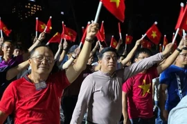 Vietnamitas en el extranjero celebran la reunificación nacional. (Foto: VNA)