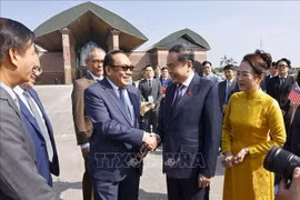 El presidente del Senado de Malasia, Dato' Awang Bemee, Awang Ali Basah, despide al presidente de la Asamblea Nacional, Tran Thanh Man, y a su esposa. Foto: Doan Tan/TTXVN
