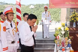 Tran Cam Tu, miembro del Buró Político y miembro permanente del Secretariado del Comité Central del Partido Comunista de Vietnam, rinde homenaje a los mártires. (Foto: VNA)