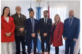 Jefe de la Sección Comercial de la Embajada de Vietnam en Argentina, Ngo Manh Khoi, los intendente de Manfredi, Patricio Olmedo, de Las Varillas, Mauro Daniele, y la Profesora Marcia Daniele, Directora del Instituto Superior de Estudios Orientales (ISEO) en la actividad.