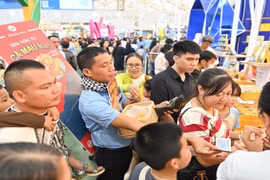 Ambiente de compras animado en la Feria de Otoño 2025. (Foto: nhandan.vn)