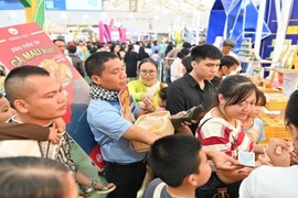 Ambiente de compras animado en la Feria de Otoño 2025. (Foto: nhandan.vn)