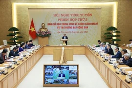 El primer ministro de Vietnam, Pham Minh Chinh, preside la tercera reunión del Comité Directivo Central sobre políticas de vivienda y el mercado inmobiliario. (Foto: VNA)