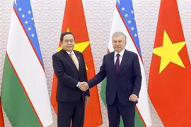 El presidente de la Asamblea Nacional de Vietnam, Tran Thanh Man, y el presidente de Uzbekistán, Shavkat Mirziyoyev. (Foto: VNA)