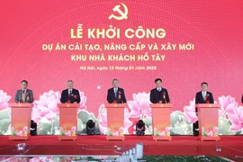 El secretario general del Partido Comunista de Vietnam, To Lam (centro), y los delegados presionan los botones para lanzar el proyecto de modernización y construcción del complejo de la Casa de Huéspedes del Lago Oeste en Hanoi el 15 de enero (Foto: VNA)