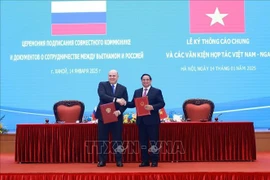 El primer ministro vietnamita, Pham Minh Chinh, y su homólogo ruso, M.V. Mishustin, firmaron un comunicado conjunto sobre las resultados de la visita oficial del jefe del Gobierno ruso. (Fuente: VNA)