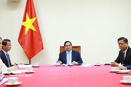 El primer ministro de Vietnam, Pham Minh Chinh, sostiene una conversación telefónica con el primer ministro y ministro de Relaciones Exteriores de Qatar, el jeque Mohammed bin Abdulrahman bin Jassim Al-Thani. (Foto: VNA)