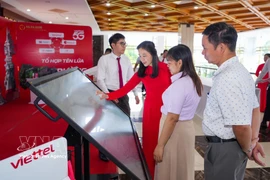 Presentación de plataformas y soluciones de transformación digital al servicio del gobierno digital y la economía digital en la provincia de Tây Ninh. Foto: VNA.
