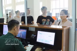 Guardia de Fronteras de la provincia de Lang Son supervisa datos de información de pasajeros. Foto: VNA
