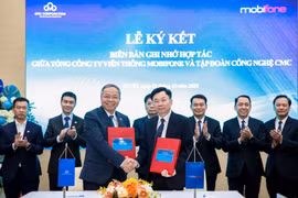 Ceremonia de firma del memorando de entendimiento sobre la cooperación entre MobiFone y CMC. (Foto: baotintuc.vn)