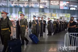 La delegación militar rusa que participará en el gran desfile militar de Vietnam el 2 de septiembre llegó al Aeropuerto Internacional de Noi Bai, en Hanoi. (Foto: Periódico Quan doi nhan dan)