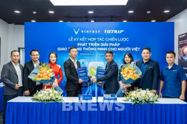 VinFast y Vietmap firman un memorando de entendimiento sobre cooperación estratégica. (Foto: VNA)