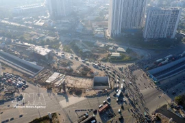 El nudo de intercambio An Phu es un punto estratégico donde convergen importantes ejes de transporte, entre ellos la vía de acceso a la autopista Ciudad Ho Chi Minh – Long Thanh – Dau Giay, las arterias Mai Chi Tho y Luong Dinh Cua, así como el sistema de conexión con la zona portuaria Cat Lai – Phu Huu. (Foto: VNA)