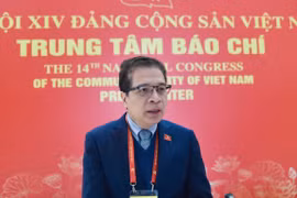 El embajador Dang Minh Khoi, de la delegación del Comité partidista del Ministerio de Relaciones Exteriores, en la entrevista al margen del XIV Congreso Nacional del Partido. (Foto: VNA)