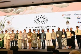 Escritores homenajeados en la Ceremonia del Premio de Literatura del Sudeste Asiático (SEA Write Award) 2024–2025. (Foto: VNA)