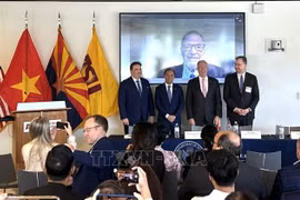 Exembajadores estadounidenses en Vietnam y el embajador vietnamita en Washington, Nguyen Quoc Dung (segundo desde la izquierda). Foto: VNA