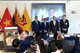 Exembajadores estadounidenses en Vietnam y el embajador vietnamita en Washington, Nguyen Quoc Dung (segundo desde la izquierda). Foto: VNA