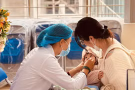 Los niños reciben vitamina A en la clínica del barrrio de Cua Nam en Hanoi. (Foto: VNA)
