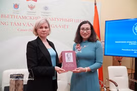 La primera secretaria de la Embajada de Vietnam, Mai Nguyen Tuyet Hoa, entrega libros valiosos al Centro. Foto: VNA 
