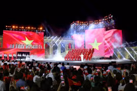 Una actuación en la Torre de la Bandera de Hanoi. Foto: VNA