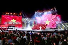 Una actuación en la Torre de la Bandera de Hanoi. Foto: VNA
