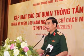 El general Phan Van Giang, miembro del Buró Político, vicesecretario de la Comisión Militar Central y ministro de Defensa de Vietnam, habla en la reunión. (Foto: VNA)