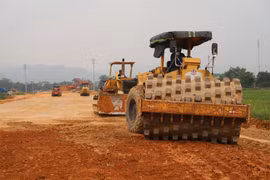 El contratista Cienco 8 acelera la construcción de la carretera que conecta la ruta interregional con el parque industrial de Cam Khe. Foto: baophutho.vn