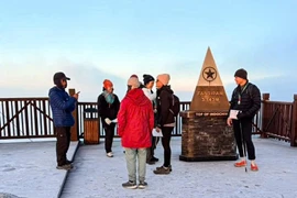 Turistas se registran temprano en la cima del Fansipan. (Foto: tuoitre.vn)
