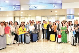 La totalidad de los turistas vietnamitas de Vietravel procedentes de Oriente Medio arribó sin contratiempos al Aeropuerto Internacional de Noi Bai, en Hanoi, la tarde del 4 de marzo. (Foto: nhandan.vn)
