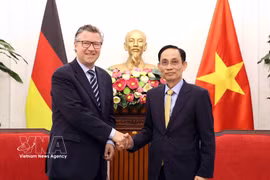 El canciller vietnamita, Le Hoai Trung, recibe al secretario de Estado del Ministerio Federal de Asuntos Exteriores de Alemania, Geza Andreas von Geyr. Foto: VNA