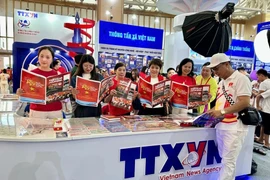 Los visitantes en el área de exposiciones VNA en la Exposición de Logros Nacionales. (Foto: VNA)