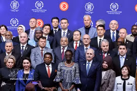 El presidente de la Asamblea Nacional de Vietnam, Tran Thanh Man, junto con jefes de las delegaciones participantes en el evento. (Foto: VNA)