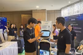 Los visitantes recorren la exposición de demostración tecnológica en el Día del Emprendimiento e Innovación de la ciudad de Da Nang – SURF 2025. (Foto: VNA)
