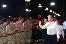 El secretario general del Partido Comunista de Vietnam, To Lam, asiste al programa. (Foto: VNA)