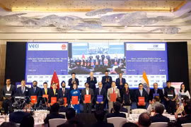 El secretario general del Partido Comunista de Vietnam y presidente del país, To Lam, presencia el intercambio de acuerdos de cooperación entre empresas vietnamitas e indias. Foto: VNA