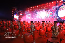 Actuación de tambores con motivo de la inauguración del Festival del Templo Tran 2025. (Foto: VNA)