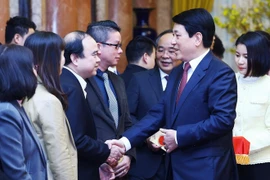 El presidente Luong Cuong felicita al personal de la Oficina Presidencial. (Foto: VNA)