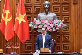 El primer ministro Pham Minh Chinh preside una reunión del Comité Permanente del Gobierno para debatir las políticas de vivienda social y la financiación para estabilizar los precios de la gasolina. (Foto: VNA)