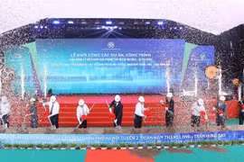 En la mañana del 9 de octubre de 2025, el Comité Popular de Hanoi inició el Proyecto de Ferrocarril Urbano 2, tramo Nam Thang Long - Tran Hung Dao. (Foto: VNA)