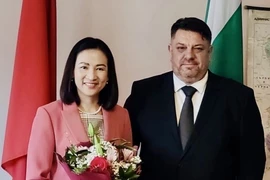 La embajadora de Vietnam en Bulgaria, Nguyen Thi Minh Nguyet, y Atanas Zafirov, viceprimer ministro y presidente del BSP (Foto: VNA)