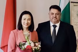 La embajadora de Vietnam en Bulgaria, Nguyen Thi Minh Nguyet, y Atanas Zafirov, viceprimer ministro y presidente del BSP (Foto: VNA)