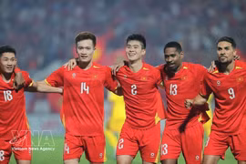 Do Duy Manh (centro) celebra con sus compañeros tras marcar el gol inicial en el minuto 6. (Foto: VNA)