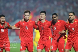 Do Duy Manh (centro) celebra con sus compañeros tras marcar el gol inicial en el minuto 6. (Foto: VNA)