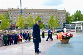 El secretario general del Partido Comunista de Vietnam, To Lam, coloca ofrendas florales ante el monumento al Presidente Ho Chi Minh en la Plaza que lleva su nombre en Moscú. (Foto: VNA)