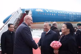 El viceprimer ministro ruso Dmitri Chernyshenko despide al secretario general To Lam y a su esposa en el aeropuerto Vnukovo 2, Moscú. (Foto: VNA)