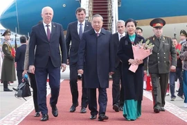 El viceprimer ministro bielorruso Anatoly Sivak recibe al secretario general To Lam y a su esposa en el Aeropuerto Internacional de Minsk. (Foto: VNA)