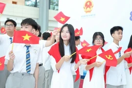 Estudiantes en la ceremonia de apertura del curso escolar 2025-2026. (Fuente: phunuvietnam.vn)